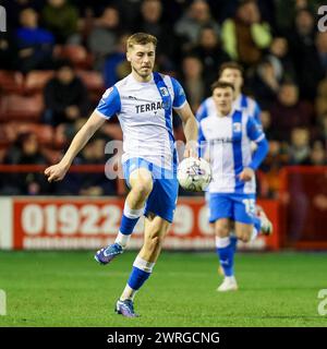 Walsall, Großbritannien. März 2024. Barrow's Dean Campbell spielte während des Spiels der EFL Sky Bet League 2 zwischen Walsall und Barrow im Poundland Bescot Stadium, Walsall, England am 12. März 2024. Foto von Stuart Leggett. Nur redaktionelle Verwendung, Lizenz für kommerzielle Nutzung erforderlich. Keine Verwendung bei Wetten, Spielen oder Publikationen eines einzelnen Clubs/einer Liga/eines Spielers. Quelle: UK Sports Pics Ltd/Alamy Live News Stockfoto