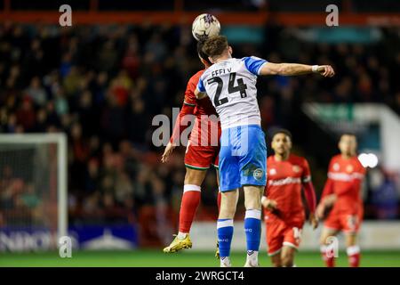 Walsall, Großbritannien. März 2024. Walsalls Isaac Hutchinson & Barrow's Rory Feely kämpfen in der Luft während des Spiels der EFL Sky Bet League 2 zwischen Walsall und Barrow im Poundland Bescot Stadium, Walsall, England am 12. März 2024. Foto von Stuart Leggett. Nur redaktionelle Verwendung, Lizenz für kommerzielle Nutzung erforderlich. Keine Verwendung bei Wetten, Spielen oder Publikationen eines einzelnen Clubs/einer Liga/eines Spielers. Quelle: UK Sports Pics Ltd/Alamy Live News Stockfoto