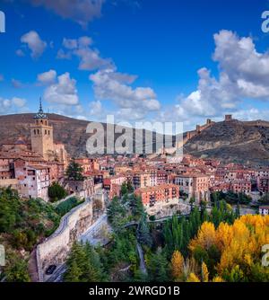 Blick auf Albarracin mit seinen Mauern in Teruel, Spanien. Stockfoto