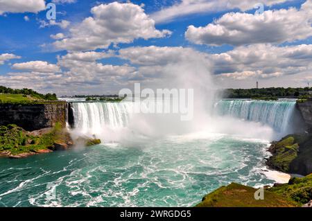 Blick auf die Horseshoe Falls an den Niagarafällen, fotografiert von der kanadischen Seite. Stockfoto