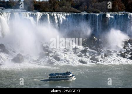 November 2015: Niagarafälle, New York, USA: Blick auf die American Falls und die berühmte Maid of the Mist, fotografiert von der kanadischen Seite. Stockfoto