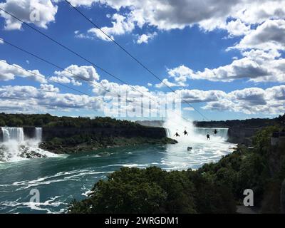 Fahrer gleiten mit der Seilrutsche zu den Niagarafällen, Ontario. Stockfoto