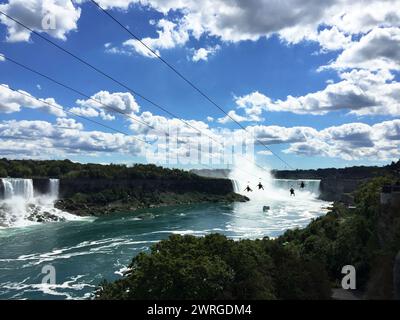 Fahrer gleiten mit der Seilrutsche zu den Niagarafällen, Ontario. Stockfoto