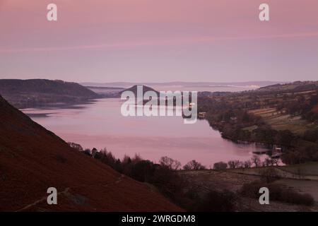 Sonnenuntergang über Ullswater, vom Martindale Haus aus gesehen, im englischen Lake District Stockfoto