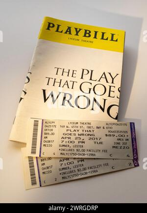 „The Play That Goes Wrong“ Broadway Theatre Playbill und Paper Tickets, NYC Stockfoto