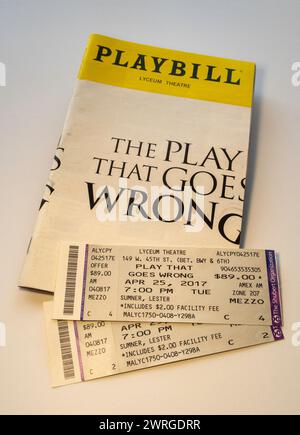 „The Play That Goes Wrong“ Broadway Theatre Playbill und Paper Tickets, NYC Stockfoto