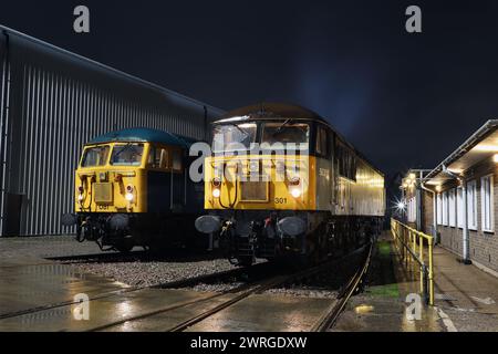 56301 wird bald DCRs sein, sitzt neben 56081 im UKRL Leicester Depot am 2,1.24. Stockfoto