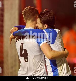 Walsall, Großbritannien. März 2024. Barrows Dean Campbell feiert sein Tor mit Kian Spence während des Spiels der EFL Sky Bet League 2 zwischen Walsall und Barrow im Poundland Bescot Stadium in Walsall, England am 12. März 2024. Foto von Stuart Leggett. Nur redaktionelle Verwendung, Lizenz für kommerzielle Nutzung erforderlich. Keine Verwendung bei Wetten, Spielen oder Publikationen eines einzelnen Clubs/einer Liga/eines Spielers. Quelle: UK Sports Pics Ltd/Alamy Live News Stockfoto