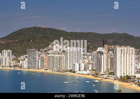 Acapulco, Mexiko - 17. Januar 2024: Malerischer Blick auf Hotels am Strand von Acapulco Stockfoto