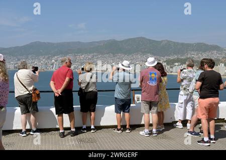 Acapulco, Mexiko - 17. Januar 2024: Besucher, die die Bucht von Acapulco betrachten Stockfoto