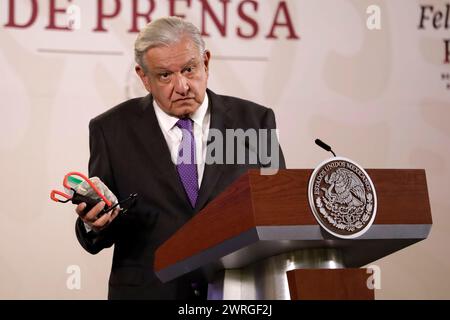 Nicht exklusiv: 12. März 2024, Mexico City, Mexiko: Der Präsident von Mexiko, Andres Manuel Lopez Obrador, gibt während des A-Briefings Gesten Stockfoto