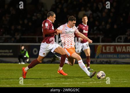 Matty Virtue of Blackpool schießt beim Spiel der Sky Bet League 1 Northampton Town gegen Blackpool im Sixfields Stadium, Northampton, Großbritannien, 12. März 2024 (Foto: Craig Thomas/News Images) Stockfoto