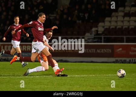 Matty Virtue of Blackpool schießt beim Spiel der Sky Bet League 1 Northampton Town gegen Blackpool im Sixfields Stadium, Northampton, Großbritannien, 12. März 2024 (Foto: Craig Thomas/News Images) Stockfoto