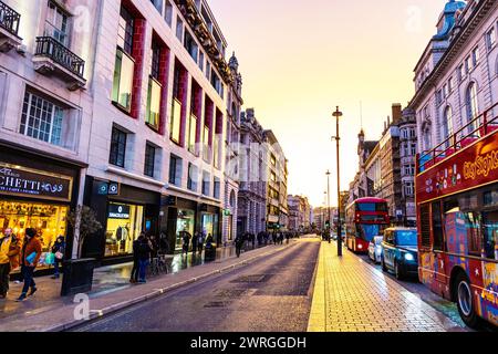 Blick auf Piccadilly bei Sonnenuntergang, London, England Stockfoto