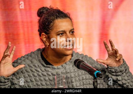 Alice Hasters, Autorin, Literaturhaus, München, 12. März 2024 Deutschland, München, 12. März 2024, Alice Hasters, geb. 1989, Journalistin und Autorin, im Literaturhaus München, bei der Veranstaltung: Toni Morrison sehr blaue Augen - ein Abend mit Alice Hasters, *** Alice Hasters, Autorin, Literaturhaus, München, März 2024 Deutschland, München, 12. März 2024 Alice Hasters, geb. 1989, Journalistin und Autorin, am Literaturhaus München, bei der Veranstaltung Toni Morrison sehr blaue Augen ein Abend mit Alice Hasters, Stockfoto