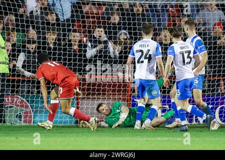 Walsall, Großbritannien. März 2024. Barrows Torhüter Paul Farman leugnet der Heimmannschaft während des Spiels der EFL Sky Bet League 2 zwischen Walsall und Barrow im Poundland Bescot Stadium, Walsall, England am 12. März 2024 ein spätes Tor. Foto von Stuart Leggett. Nur redaktionelle Verwendung, Lizenz für kommerzielle Nutzung erforderlich. Keine Verwendung bei Wetten, Spielen oder Publikationen eines einzelnen Clubs/einer Liga/eines Spielers. Quelle: UK Sports Pics Ltd/Alamy Live News Stockfoto