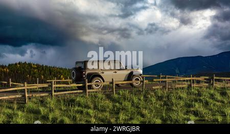 Ford Bronco Raptor auf einer Straße mit felsiger Berglandschaft im Hintergrund. 3D-Rendering-Fahrzeug Stockfoto