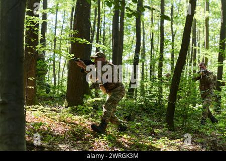 Eine spezielle militärische Antiterroreinheit führt eine geheime Operation in dichten, gefährlichen Wäldern durch, die Präzision, Disziplin und strategische Fähigkeiten demonstriert Stockfoto