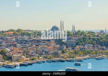 Galatenturm aus der Vogelperspektive auf die Skyline von Istanbul mit der Suleymaniye-Moschee. Der Galata Tower ist ein berühmtes Wahrzeichen mit atemberaubendem Panoramablick auf Stockfoto