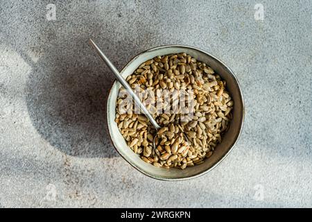 Nahaufnahme einer Schüssel mit Sonnenblumenkernen auf einem Tisch Stockfoto