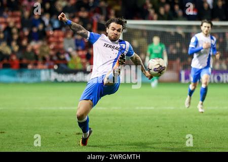 Walsall, Großbritannien. März 2024. Barrow's Dom Telford im Spiel der EFL Sky Bet League 2 zwischen Walsall und Barrow im Poundland Bescot Stadium in Walsall, England am 12. März 2024. Foto von Stuart Leggett. Nur redaktionelle Verwendung, Lizenz für kommerzielle Nutzung erforderlich. Keine Verwendung bei Wetten, Spielen oder Publikationen eines einzelnen Clubs/einer Liga/eines Spielers. Quelle: UK Sports Pics Ltd/Alamy Live News Stockfoto