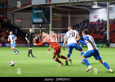 Walsall, Großbritannien. März 2024. Walsalls Taylor Allen lässt Barrows Emile Acquah stehen, als er das Angriffsspiel während des Spiels der EFL Sky Bet League 2 zwischen Walsall und Barrow im Poundland Bescot Stadium, Walsall, England am 12. März 2024 entschärft. Foto von Stuart Leggett. Nur redaktionelle Verwendung, Lizenz für kommerzielle Nutzung erforderlich. Keine Verwendung bei Wetten, Spielen oder Publikationen eines einzelnen Clubs/einer Liga/eines Spielers. Quelle: UK Sports Pics Ltd/Alamy Live News Stockfoto