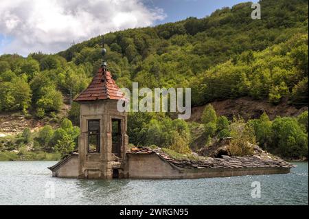 St. Nikolaus ist eine verlassene Kirche in Mazedonien, die im Mavrovo-See untergetaucht ist. Erbaut 1850 mit Ikonen von Dicho Zograf. Stockfoto