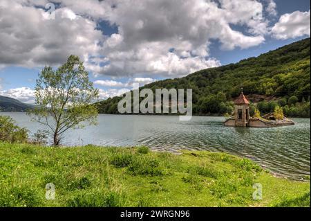 St. Nikolaus ist eine verlassene Kirche in Mazedonien, die im Mavrovo-See untergetaucht ist. Erbaut 1850 mit Ikonen von Dicho Zograf. Stockfoto