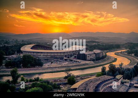 Sonnenuntergang über dem Sportstadion „National Arena Todor Proeski“ in Skopje. Mit einer Kapazität von knapp über 33.000, ist die National Arena das größte Stadion Stockfoto