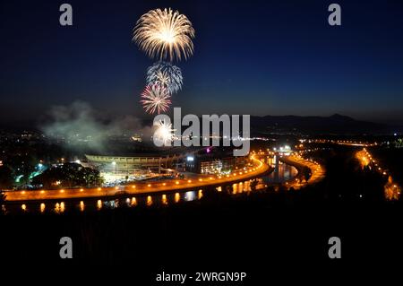 Feuerwerk über dem Sportstadion „National Arena Todor Proeski“ in Skopje. Mit einer Kapazität von knapp über 33.000, ist die Nationalarena diejenige der 1 Stockfoto