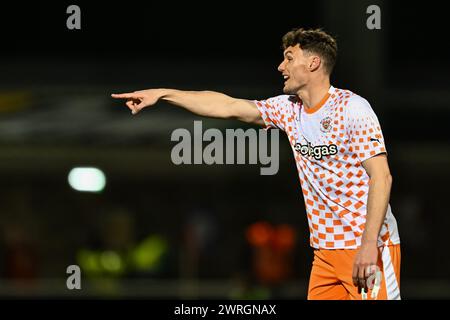 Matty Virtue of Blackpool gibt seinem Team Anweisungen während des Spiels der Sky Bet League 1 Northampton Town gegen Blackpool im Sixfields Stadium, Northampton, Großbritannien, 12. März 2024 (Foto: Craig Thomas/News Images) Stockfoto