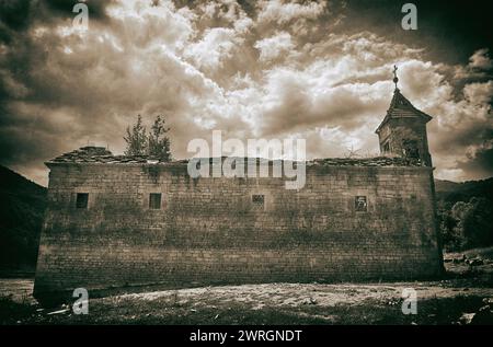 St. Nikolaus ist eine verlassene Kirche in Mazedonien, die im Mavrovo-See untergetaucht ist. Erbaut 1850 mit Ikonen von Dicho Zograf. Stockfoto