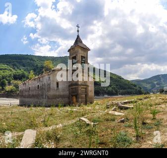 St. Nikolaus ist eine verlassene Kirche in Mazedonien, die im Mavrovo-See untergetaucht ist. Erbaut 1850 mit Ikonen von Dicho Zograf. Stockfoto