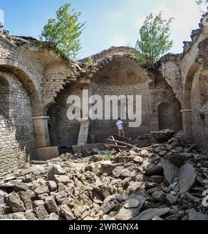 St. Nikolaus ist eine verlassene Kirche in Mazedonien, die im Mavrovo-See untergetaucht ist. Erbaut 1850 mit Ikonen von Dicho Zograf. Stockfoto