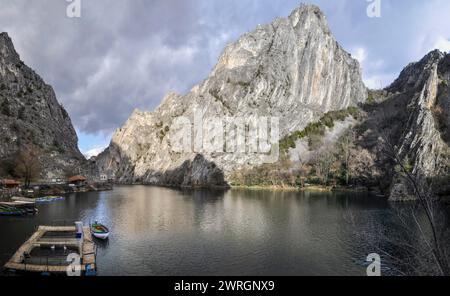 Matka ist eines der beliebtesten Outdoor-Reiseziele in Nordmazedonien und beherbergt mehrere Klöster. Der Matka Lake im Matka Canyon ist Stockfoto