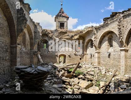 St. Nikolaus ist eine verlassene Kirche in Mazedonien, die im Mavrovo-See untergetaucht ist. Erbaut 1850 mit Ikonen von Dicho Zograf. Stockfoto