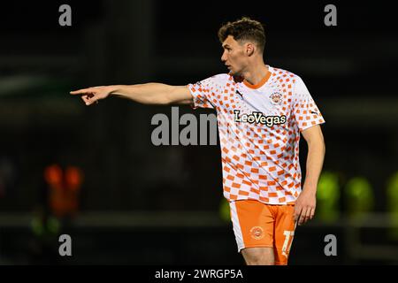 Matty Virtue of Blackpool gibt seinem Team Anweisungen während des Spiels Northampton Town gegen Blackpool in der Sky Bet League 1 im Sixfields Stadium, Northampton, Vereinigtes Königreich, 12. März 2024 (Foto: Craig Thomas/News Images) in, am 12. März 2024. (Foto: Craig Thomas/News Images/SIPA USA) Credit: SIPA USA/Alamy Live News Stockfoto