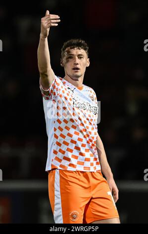 Matty Virtue of Blackpool gibt seinem Team Anweisungen während des Spiels Northampton Town gegen Blackpool in der Sky Bet League 1 im Sixfields Stadium, Northampton, Vereinigtes Königreich, 12. März 2024 (Foto: Craig Thomas/News Images) in, am 12. März 2024. (Foto: Craig Thomas/News Images/SIPA USA) Credit: SIPA USA/Alamy Live News Stockfoto