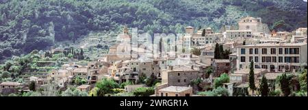 Das malerische Dorf Valldemossa liegt in den Tramuntana Bergen Mallorcas Stockfoto