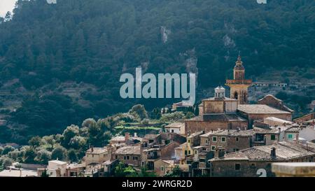 Das Dorf Valldemossa ist umgeben von den üppigen Tramuntana Bergen auf Mallorca Stockfoto