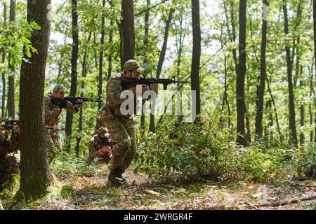 Eine spezielle militärische Antiterroreinheit führt eine geheime Operation in dichten, gefährlichen Wäldern durch, die Präzision, Disziplin und strategische Fähigkeiten demonstriert Stockfoto