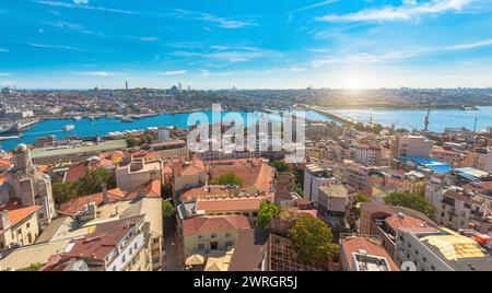 Luftbild der Stadt istanbul mit prominenten Wahrzeichen und der bosporus-Straße an einem klaren Tag vom Galata-Turm aus aus der Vogelperspektive in Turkiye Stockfoto