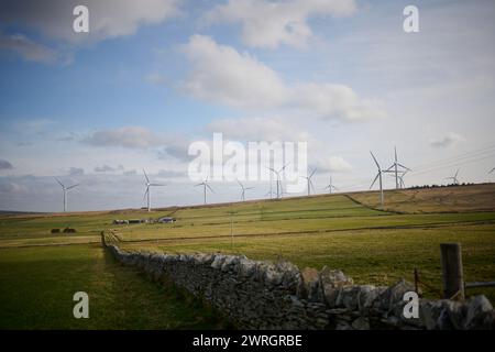 Windturbinen auf einem Onshore-Windpark inmitten der herrlichen Landschaft der schottischen Highlands in Schottland, Großbritannien. Erneuerbare Energien im Zentrum der Industrie Stockfoto