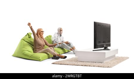 Junger afroamerikanischer Mann und reife Frau, die Videospiele zu Hause vor dem fernseher spielen Stockfoto