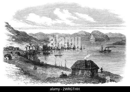 Hammerfest in Norwegen, kürzlich besucht von Prinz Alfred, 1864. Blick auf die Stadt und den Hafen. Die Stadt Hammerfest, die nördlichste der Welt, liegt auf 70 Grad Breite. 39 Minuten...[es] hat eine Bevölkerung von 1100 oder 1200 Seelen... im Winter, zwei Monate lang gibt es ewige Nacht... für einen entsprechenden Zeitraum im Sommer sinkt die Sonne nie unter den Horizont. Während dieser Zeit ist der Hafen von Hammerfest in der Regel voll von Schiffen, und es wird ein lebhafter Handel mit Russland, England und Frankreich geführt, hauptsächlich mit getrocknetem Kabeljau. Der Spitzbergen-Handel bildet auch einen wichtigen Zweig der Industrie Stockfoto