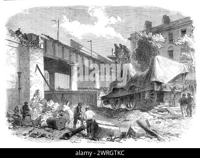 Ort des späten Unfalls an der Station Camden-Road der North London Railway, 1864. "Unsere Illustration... zeigt den Ort, an dem Motor und Beiboot, nachdem sie von der Kesselexplosion in die Luft geworfen wurden, vom Viadukt gesprungen sind, eine Tiefe von etwa 5,30 Metern, in einem leeren Hof darunter hinabsteigen... dort blieben Motor und Beiboot, bedeckt mit einer Plane, zu der Zeit, als unsere Skizze gemacht wurde... war der Motor natürlich ein perfektes Wrack; sein Schornstein wurde abgestoßen, die Türen der Rauchkammer wurden weggeblasen, seine Kuppel wurde eingequetscht und der Teil des Kessels, der am nächsten zum f Stockfoto