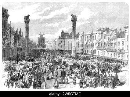 Zweihundertjähriges Festival der Königlichen Akademie von Antwerpen: Prozession zur Kathedrale Notre Dame am Montag, 22. August 1864. "...ein religiöser Dankgottesdienst, oder Te Deum, wurde feierlich durchgeführt... dieser Blick wurde auf den Place de Meir genommen, die nach einem Entwurf von M. Fischer für diesen Anlass mit zwei Säulen aus Karmesin und Gold dekoriert worden waren, auf denen jeweils ein belgischer Löwe steht, die an der Basis und der Hauptstadt mit goldenen Palmblättern verziert und von Koronetten umgeben waren. Eine Vielzahl von Fahnen und Spruchbanner wurden in regelmäßigen Abständen entlang der Straße gestreckt. Ich schaue von diesem ausblick auf den Super Stockfoto