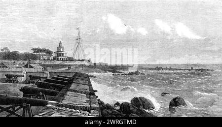 Der Leuchtturm und flagstaff in Colombo, Ceylon, 1864. Kupferstich nach einer Fotografie von Slinn and Co. Küstenszene im heutigen Sri Lanka, mit Kanonen, die strategisch entlang der Küste platziert sind, um die Küste zu verteidigen. Aus Illustrated London News, 1864. Stockfoto