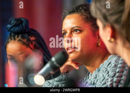 Alice Hasters, Autorin, Literaturhaus, München, 12. März 2024 Deutschland, München, 12. März 2024, Alice Hasters, geb. 1989, Journalistin und Autorin, im Literaturhaus München, bei der Veranstaltung: Toni Morrison sehr blaue Augen - ein Abend mit Alice Hasters, links leicht verdeckt Isabell Antonia Höckel, Schauspielerin und Sprecherin, *** Alice Hasters, Autorin, Literaturhaus, München, 12. März 2024 Deutschland, München, 12. März 2024, Alice Hasters, geboren 1989, Journalistin und Autorin, am Literaturhaus München, bei der Veranstaltung Toni Morrison sehr blaue Augen an Abend mit Alice Hasters, links Stockfoto