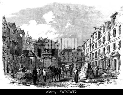 Abriss von Lyon's Inn, Strand, [London], 1862. "Ein Stück altes London - eine lange vernachlässigte, abgelegene Ecke - ist verschwunden, nachdem es fast ein halbes Jahrhundert lang von Zerstörung bedroht war. Dieser alte, entartete Ort war jedoch ein bemerkenswerter Ort - eine der Kindergärten unserer großen Anwälte - ein Gasthaus der Kanzlei, das an das elternhaus, den Inneren Tempel, angeschlossen war... auf der Nordseite der Straße blieb der älteste Teil von Lyons Gasthaus erhalten. und hier war der ursprüngliche Eingang, seit vielen Jahren blockiert. Es hatte ein Paar kühn geformte Löwenköpfe: Gegenüber ist... eine Corne Stockfoto